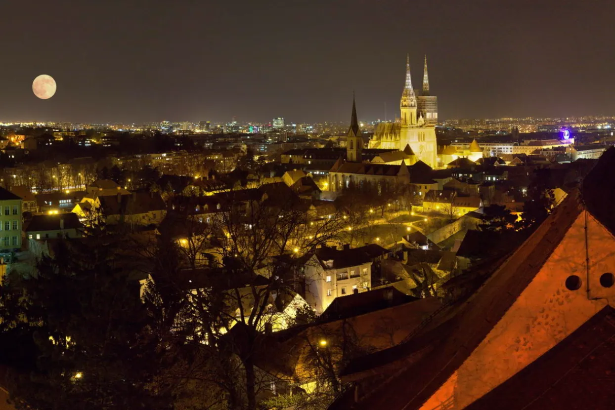 Zagreb, panorama noću
