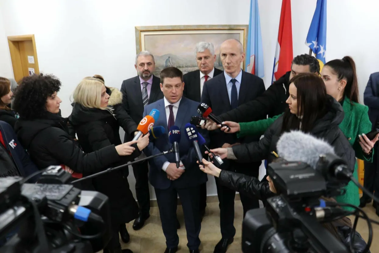 RAVNO, 3. ožujka (FENA) &ndash; Hrvatski ministar mora, prometa i infrastrukture u Vladi RH Oleg Butković i načelnik općine Ravno Andrija &Scaron;imunović potpisali su u petak u Ravnom Ugovor o izgradnji regionalne ceste R428, dionica Zavala-Orahov Do-Granica RH(Slano),, vrijedan oko 7,3 milijuna eura.(Foto FENA/Mario Obrdalj)