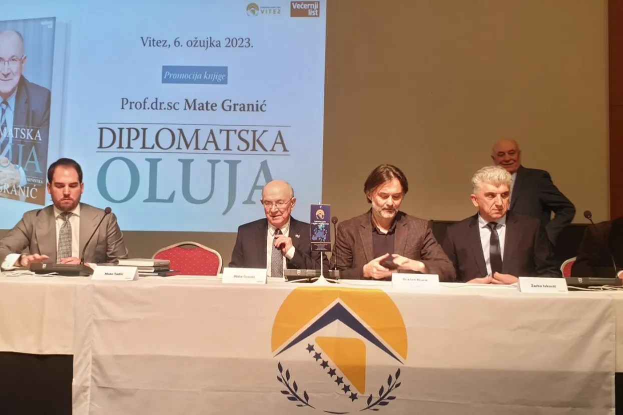 VITEZ, 6. ožujka (FENA) - Veliki broj uzvanica iz političkog, vjerskog i društvenog života Hrvata Središnje Bosne nazočio je predstavljanju drugog dopunjenog izdanja knjige &quot;Diplomatska oluja&quot;, autora prof. dr. sc. Mate Granića, ratnog ministra vanjskih poslova Republike Hrvatske i jednog od glavnih pregovarača Republike Hrvatske prilikom kreiranja Daytonskog mirovnog sporazuma.