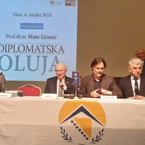 VITEZ, 6. ožujka (FENA) - Veliki broj uzvanica iz političkog, vjerskog i društvenog života Hrvata Središnje Bosne nazočio je predstavljanju drugog dopunjenog izdanja knjige &quot;Diplomatska oluja&quot;, autora prof. dr. sc. Mate Granića, ratnog ministra vanjskih poslova Republike Hrvatske i jednog od glavnih pregovarača Republike Hrvatske prilikom kreiranja Daytonskog mirovnog sporazuma.