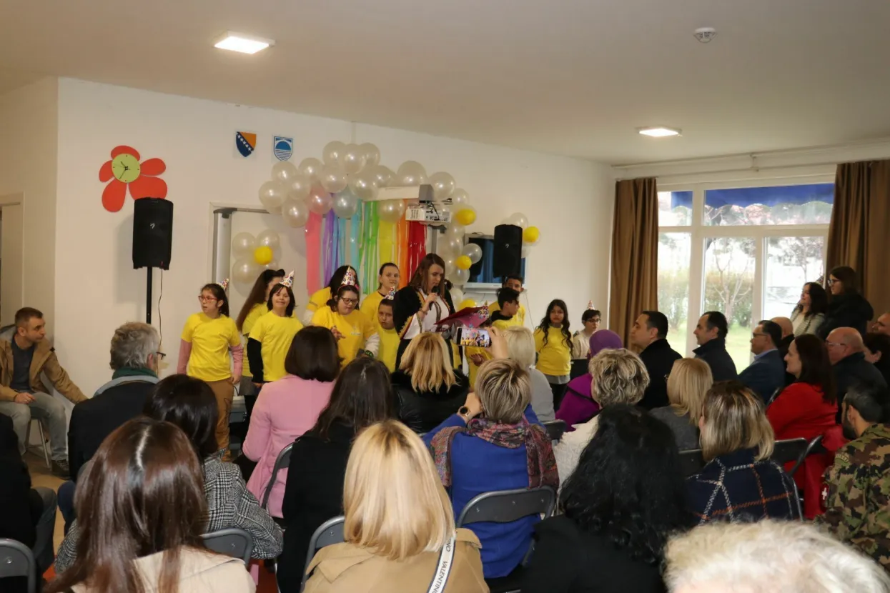 MOSTAR, 10. ožujka (FENA) - Centar za djecu i omladinu s posebnim potrebama "Los Rosales" iz Mostara obilježio je u petak 26. godi&scaron;njicu svog postojanja i rada, a njegova ravnateljica Mirna Mezit naglasila kako se ne prestaju truditi svakodnevnicu mladih i djece s pote&scaron;koćama učiniti ravnopravnom u dru&scaron;tvu.