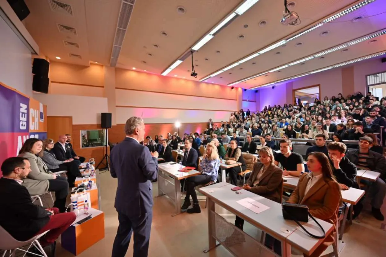 Veleposlanik Sattler s mostarskim studentima razgovarao o digitalizaciji