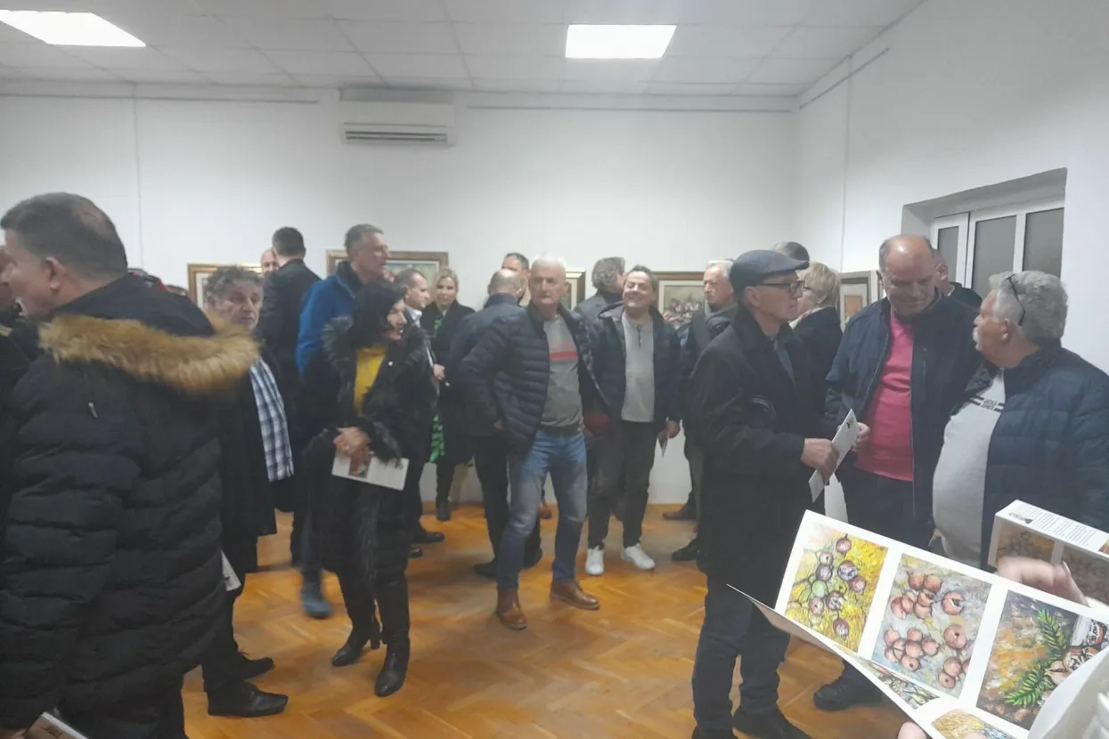 LJUBU&Scaron;KIM 16. ožujka (FENA) - U organizaciji JU "Kulturno-&scaron;portski centar" Ljubu&scaron;ki, u četvrtak je u Knjižnici Ljubu&scaron;ki otvorena 19. samostalna izložba slika &ndash; ciklus "&Scaron;ipci", autora Ivana Hercega, a kojom su ujedno predstavljeni prepoznatljivi motivi Hercegovine.