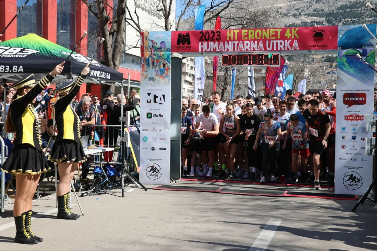 MOSTAR, 18. ožujka (FENA) &ndash; U okviru turističko-sportske manifestacije Mostar Run Weekend (MRW), koju organizira udruga Zdrav život &ndash; KINEZIS, održana je humanitarna 4K utrka. Na utrci je sudjelovalo vi&scaron;e od 1000 trkača, od kojih je 700 bilo iz Mostara, a donacije od humanitarne utrke namijenjene su centru Los Rosales.(Foto FENA/Branka Soldo)