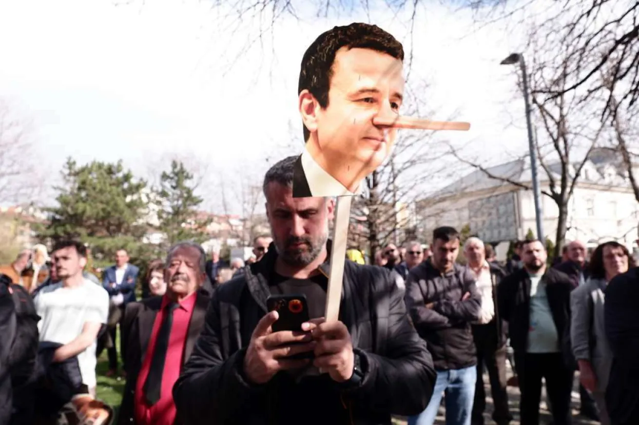 Dimne bombe bačene na zgradu vlade u Pri&scaron;tini