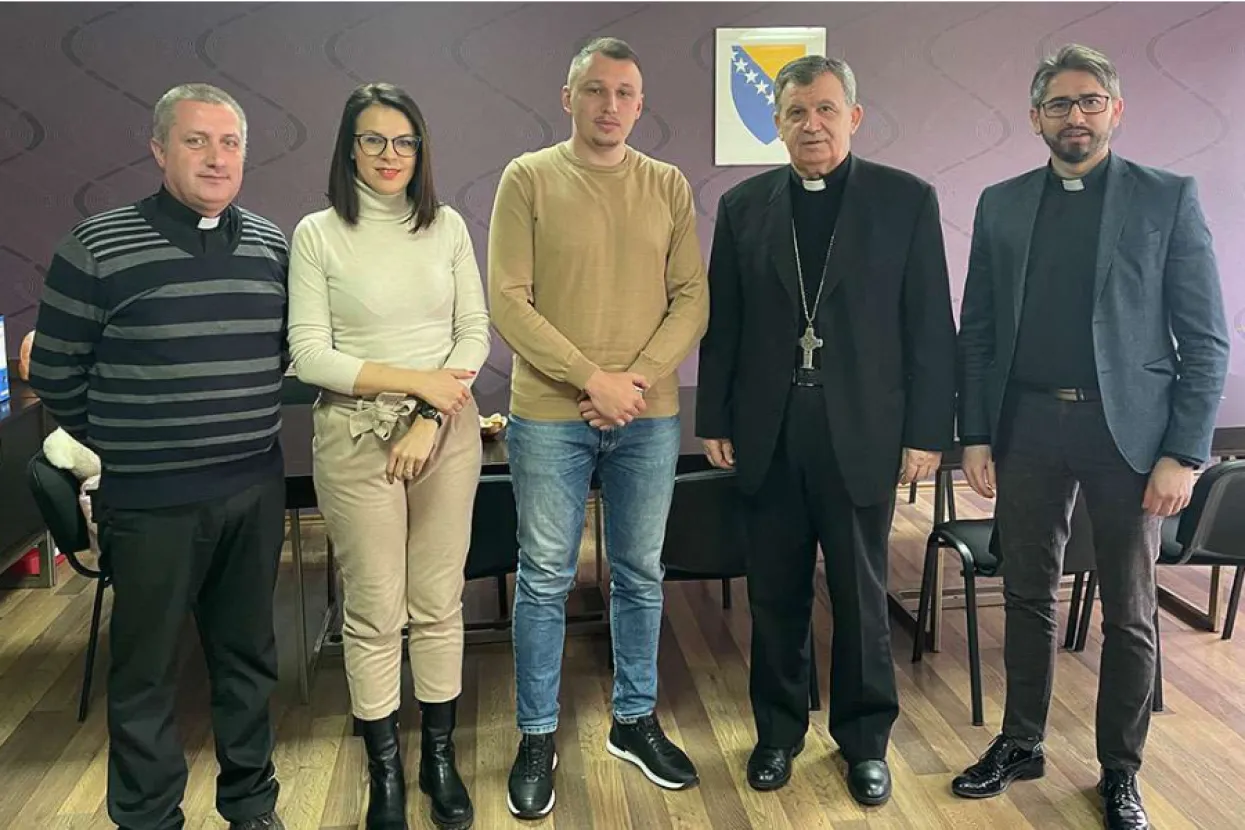 Nadbiskup Vuk&scaron;ić darovao 500 obroka Gradskoj narodnoj kuhinji u Zenici