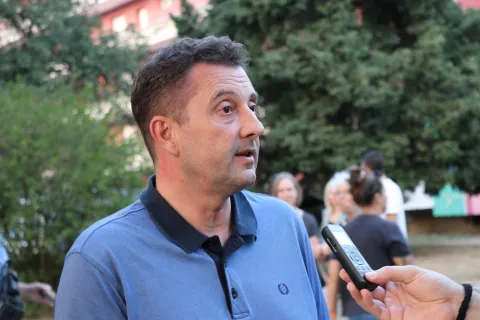 MOSTAR, 5. rujna (FENA) - Događaj "Kava na zidiću", čiji je cilj spojiti građane s urbanom kulturom i razgovarati o urbanoj umjetnosti, održan je u ponedjeljak u sklopu Street Arts Festivala u Vukovarskoj ulici, na lokaciji gdje se stvara jo&scaron; jedna mostarska ulična galerija. (Foto FENA/Tomislav Glamuzina)