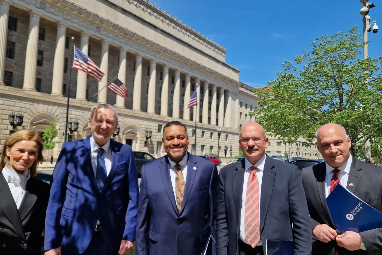 Washington, 19.04.2023 - Hrvatski ministar unutarnjih poslova Davor Božinović nazočio je svečanosti prijema Hrvatske u američki program Global Entry u Washingtonu. Na slici Davor Božinović, predstavnik američke Uprave za carinu i za&scaron;titu granice Rafael Henry, državna tajnica Terezija Gras i veleposlanik Pjer &Scaron;imunović