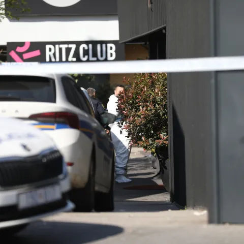 U Zagrebu je u subotu rano ujutro ubijen 41-godišnjak u pucnjavi koja se dogodila u noćnom klubu na Trešnjevci, a muškarac koji se dovodi u vezu s tim kaznenim djelom je uhićen i pod nadzorom policije. U tijeku je očevid i kriminalističko istraživanje.