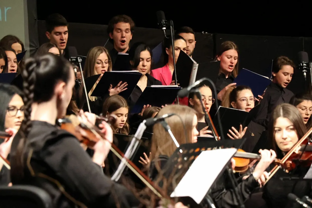 MOSTAR, 27. travnja (FENA) &ndash; Koncertom &quot;Neka cijeli ovaj svijet&hellip; Naših 25&quot; u četvrtak navečer u Hrvatskom domu hercega Stjepana Kosače započelo je jubilarno 25. Mostarsko proljeće - Dani Matice hrvatske Mostar. (Foto FENA/Monika Ćubela Savić)