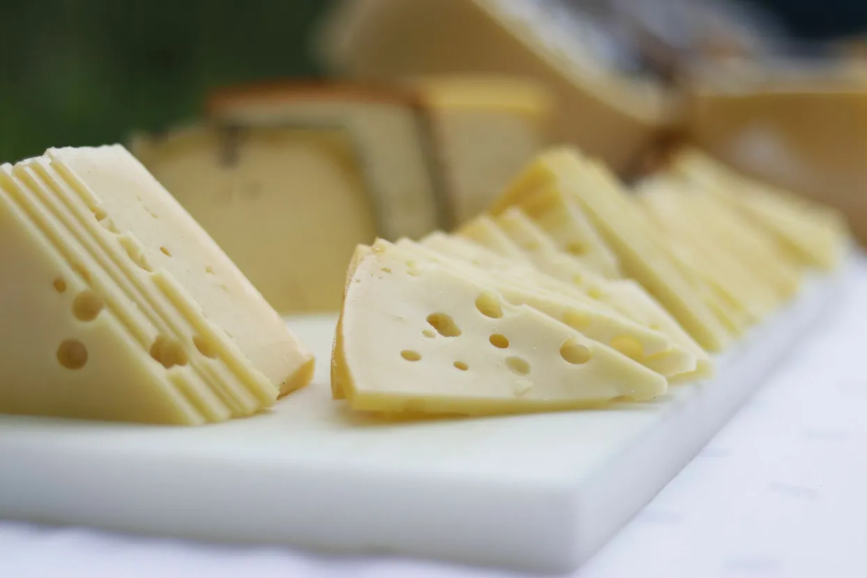 MEĐUGORJE, 8. rujna (FENA) - Festival vrhunskih vina &quot;BLAŽ Enology 2022&quot;, na kojemu je svoje proizvode predstavilo 27 vinarija i pet izlagača iz gastronomije, održan je u četvrtak u Međugorju uz pokroviteljstvo Vanjskotrgovinske komore BiH, Vlade Hercegovačk-neretvanske županije (HNŽ), USAID-a i Porschea. (Foto FENA/Denis Leko)