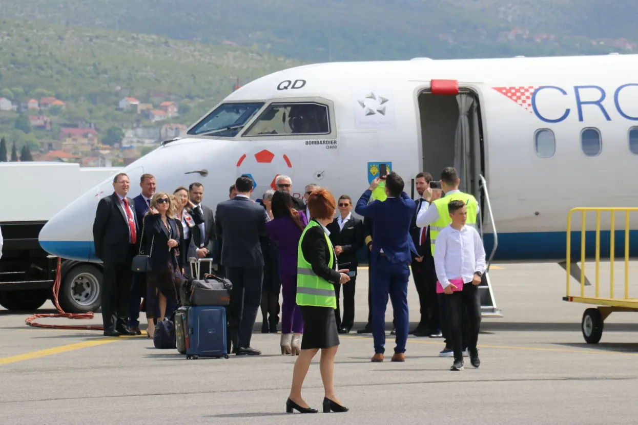 MOSTAR, 3. svibnja (FENA) &ndash; Slijetanjem zrakoplova Dash 8-Q400 u Zračnu luku Mostar u srijedu je obilježeno ponovno uvođenje letova Zagreb -Mostar.(Foto FENA/Mladenka Krilić)