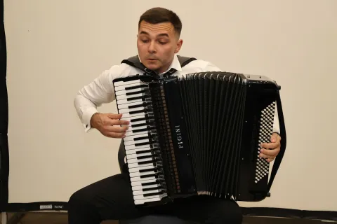 MOSTAR, 8. svibnja (FENA) &ndash; Virtuoz na harmonici Marko Plavčić održao je u ponedjeljak navečer prvi solistički koncert u povodu Svjetskog dana harmonike u Hrvatskom domu hercega Stjepana Kosače u Mostaru. (Foto FENA/ES)