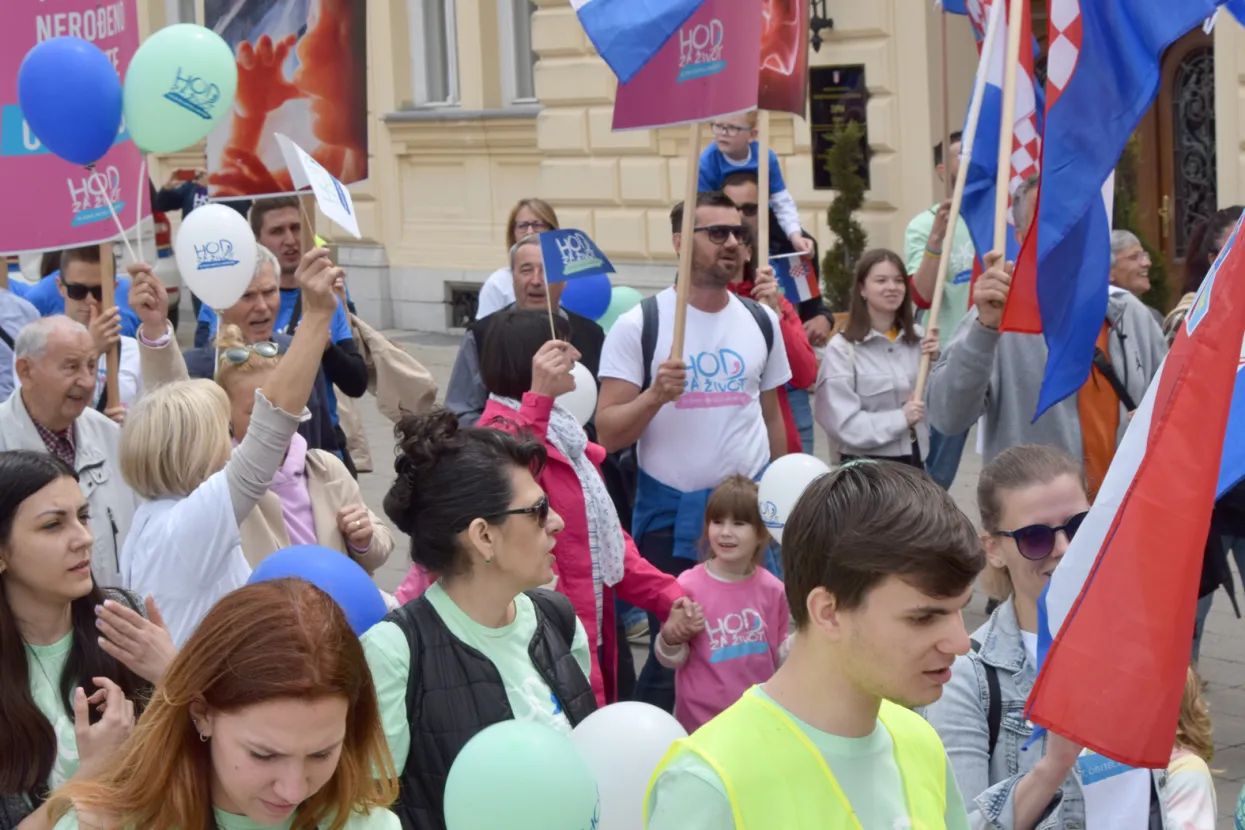 Osijek, 13.5.2023.- Četvrti Hod za život održan je u subotu u Osijeku pod geslom &#39;Ne zaustavljaj otkucaje moga srca! Samo daj mi ljubav&#39; u organizaciji pokreta Hod za život, obitelj i Hrvatsku. Okupljanje je bilo u Tvrđi na Trgu Svetog Trojstva a hodalo se uz pjesmu i s mnoštvom hrvatskih zastava i istaknutih poruka Europskom Avenijom do središnjeg Trga Ante Starčevića gdje je održan i prigodan program.