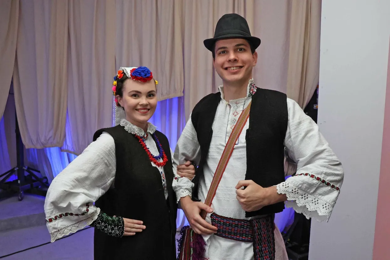 MOSTAR, 13. svibnja (FENA) &ndash; Četvrta revija tradicijskog ruha, simboličnog naziva "Od mora do Save" upriličena je u subotu navečer na platou Hrvatskog doma hercega Stjepana Kosače u Mostaru, a u organizaciji Hrvatskog kulturno umjetničkog dru&scaron;tva (HKUD) "Sv. Ante -Cim" iz Mostara.(Foto FENA/Mario Obrdalj)