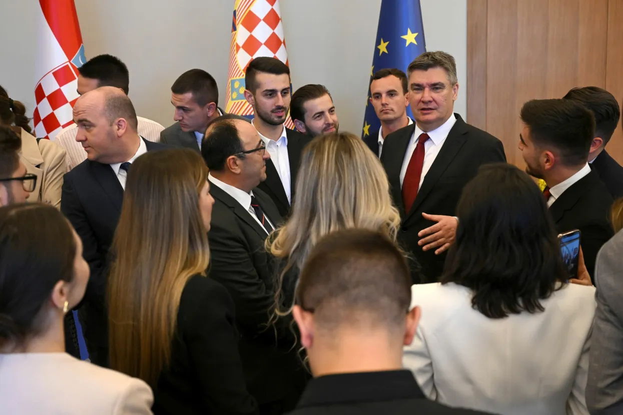 Zagreb, 11.05.2023. - Predsjednik Republike Zoran Milanović razgovarao je danas s polaznicima programa Akademije za javnu politiku iz Republike Sjeverne Makedonije, koji borave u studijskom posjetu Republici Hrvatskoj u organizaciji Akademije za politički razvoj iz Zagreba.