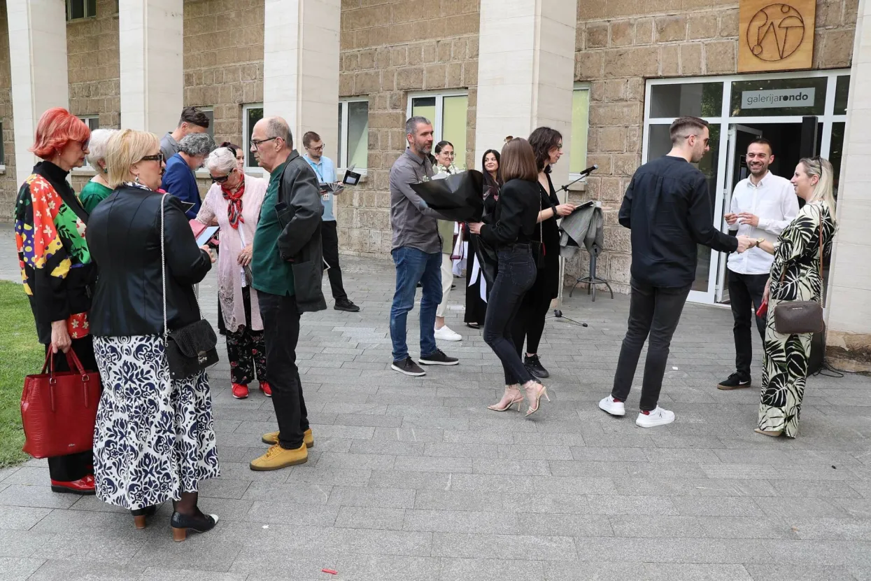 STAR, 19. svibnja (FENA) &ndash; U Mostaru je u petak večer otvorena izložba "Prostor i Vrijeme" mlade mostarske akademske slikarice Ivane Mustapić.(Foto FENA/Mario Obrdalj)