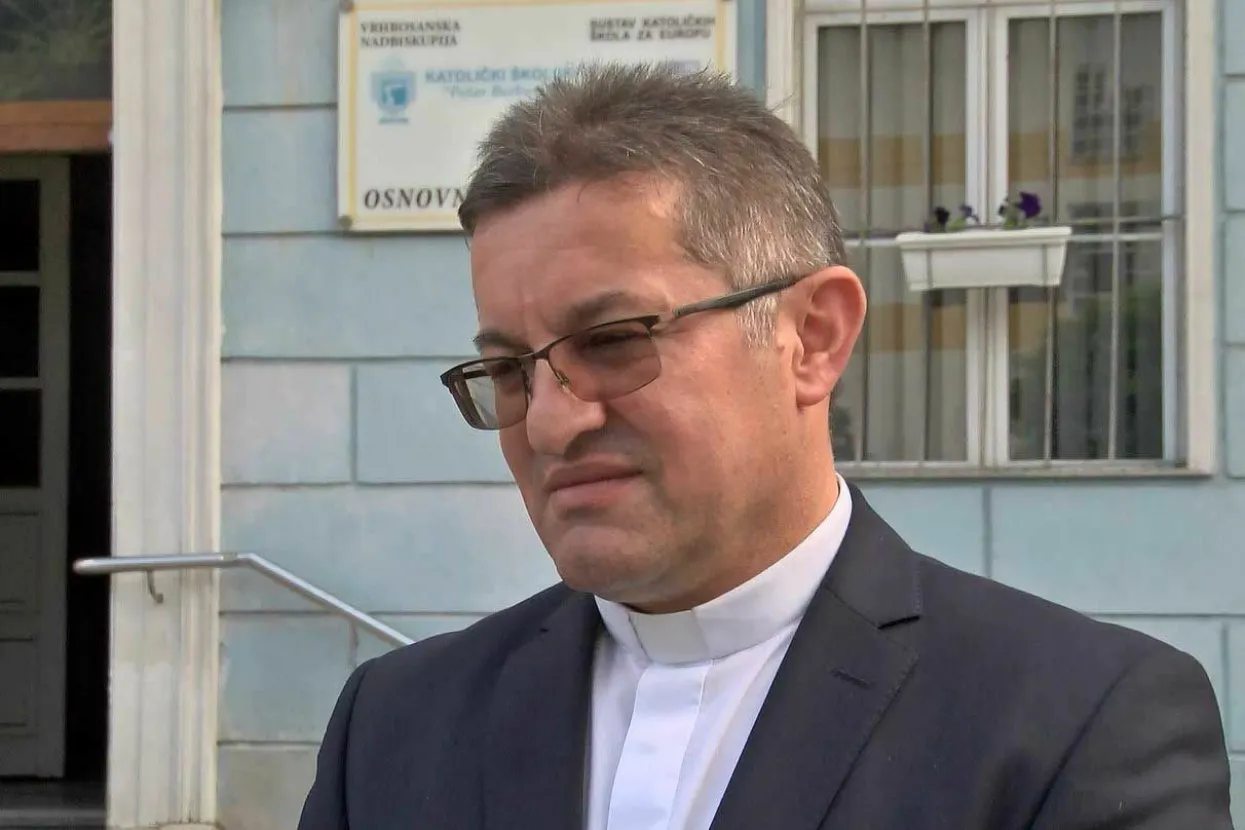 TRAVNIK, 19. svibnja (FENA) - Državni tajnik Sredi&scaron;njeg državnog ureda za Hrvate izvan Republike Hrvatske Zvonko Milas potpisao je danas sa nadbiskupom vrhbosanskim mons. Tomom Vuk&scaron;ićem i ravnateljem Katoličkog &scaron;kolskog centra u Travniku don Željkom Marićem donaciju za obnovu zgrade K&Scaron;C-a u Travniku.(Foto FENA/Du&scaron;ko Pucar)