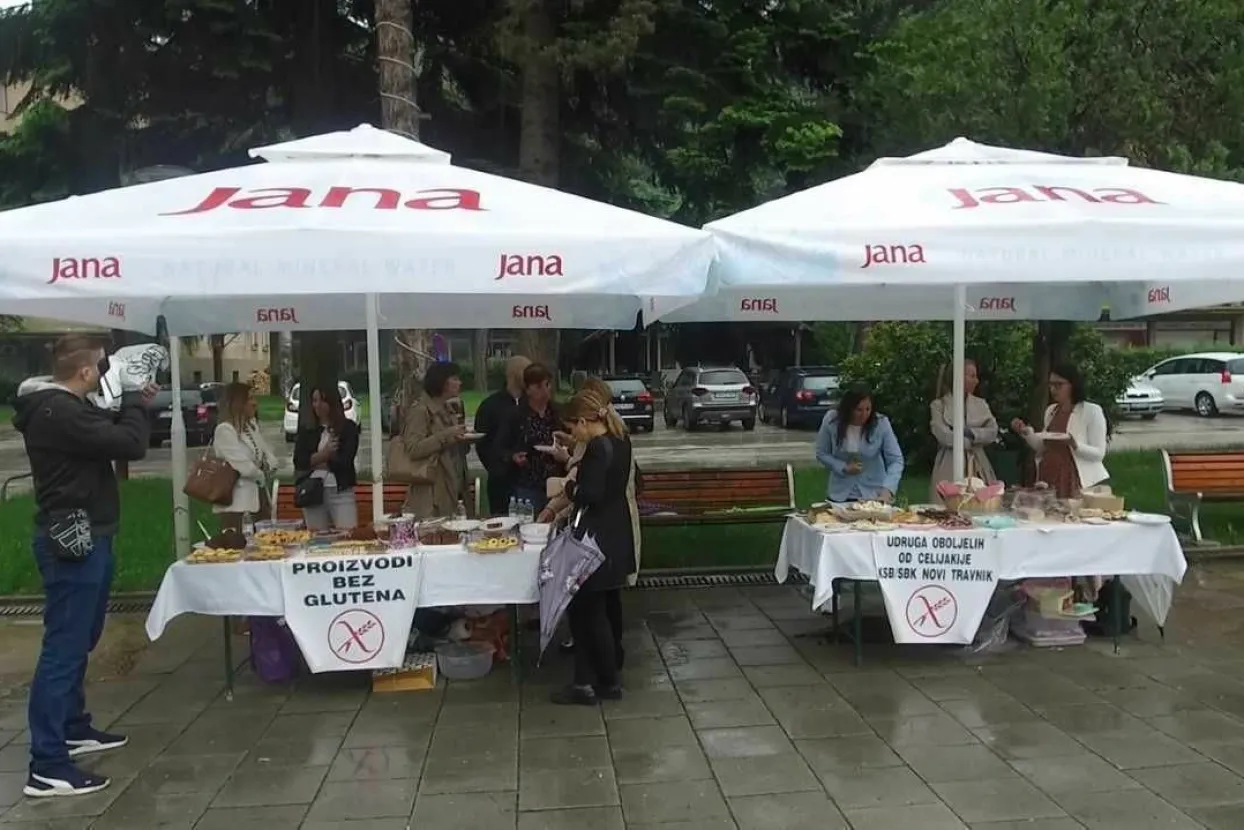 NOVI TRAVNIK, 26. svibnja (FENA) - Članovi Udruge oboljelih od celijakije Kantona Sredi&scaron;nja Bosna danas su na Trgu žrtava Domovinskog rata u Novom Travniku građanima dijelili besplatne bezglutenske proizvode koje su sami napravili u poku&scaron;aju da jo&scaron; jednom senzibiliziraju javnost sa ovom kategorijom pacijenata koja borbu s bole&scaron;ću uglavnom vodi od najranije životne dobi.