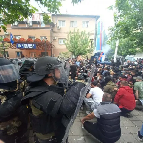 Sukobi prosvjednika i vojnika KFOR-a na sjeveru Kosova