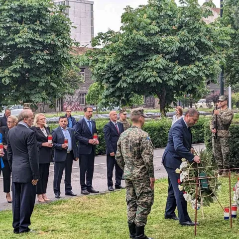 Polaganje cvijeća i paljenje svijeća na mjestu predviđenom za spomenik palim bojovnicima HVO