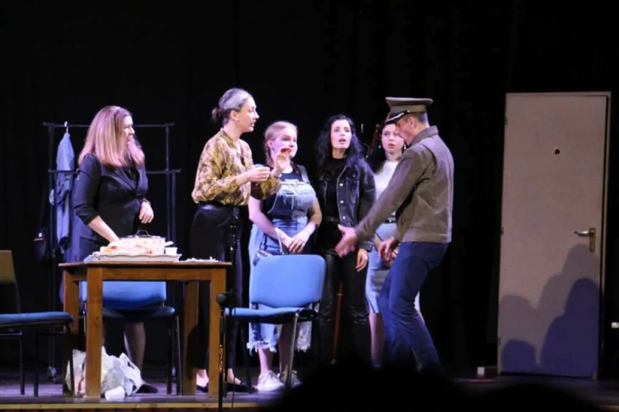 &#39;Hrvatsko proljeće&#39; u Novom Travniku: Izvedena komedija &#39;Studentska soba&#39; Teatra Talija