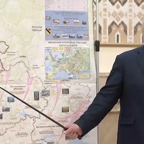 Aleksandar Luka&scaron;enko i karta s planiranim napadima
&nbsp;