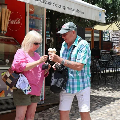 MOSTAR, 21. lipnja (FENA) - Prvi dan ljeta donio je u Mostar prvi ovogodi&scaron;nji toplinski udar. Živa u termometru pre&scaron;la je 30 podiok, a prema prognozama najvi&scaron;a dnevna temperatura iznosit će 35 stupnjeva Celzija.(Foto FENA/Mario Obrdalj)