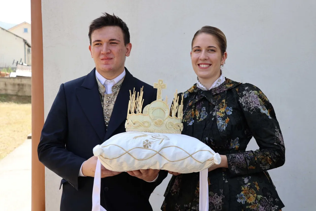 BLAGAJ, 22. srpnja (FENA) - U Mostaru se u ovaj vikend održava manifestacija Dužijanca, kojom Hrvati Bunjevci slave zavr&scaron;etak žetve i zahvaljuju Bogu za sve darove, a manifestacija je otvorena svetom misom u crkvi Presvetog Trojstva u Blagaju te otkrivanjem obnovljene spomen ploče bunjevačkih Hrvata iz 1933. godine na istoj crkvi.(Foto FENA/Mario Obrdalj)