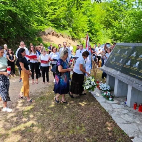 TOMISLAVGRAD, 23. srpnja (FENA) – U organizaciji tomislavgradskih udruga iz proisteklih iz Domovinskoga rata i Župe svetog Ilije u Doljanima na Pomenu, općina Jablanica, u nedjelju je svetom misom zadušnicom te polaganjem vijenaca i paljenjem svijeća obilježena trideseta godišnjica stradanja hrvatskih branitelja tijekom Domovinskog rata na ovom dijelu bojišnice iz sastava ratnih brigada Kralj Tomislav iz Tomislavgrada i Rama iz Prozor – Rame. 