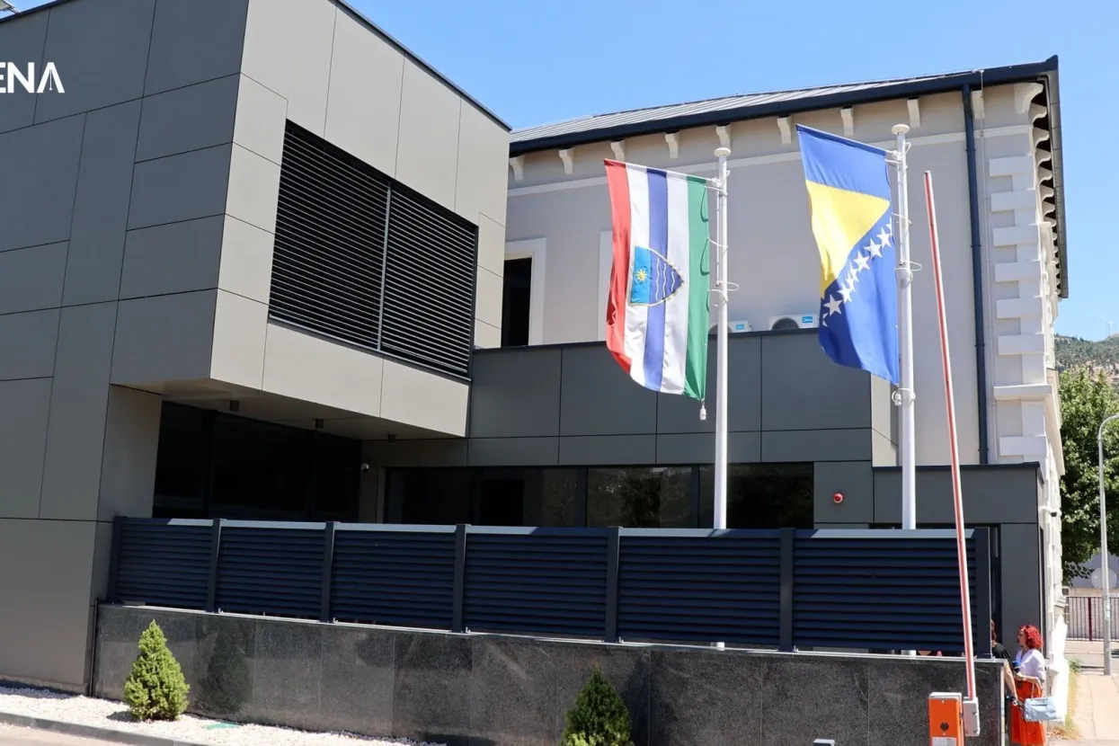 MOSTAR, 27. srpnja (FENA) &ndash; Sastanku oko formiranja vlasti u Hercegovačko-neretvanskoj županiji (HNŽ), koji je u Mostaru održan na inicijativu HDZ-a 1990, odazvali su se SDP BiH i NiP, dok nije sudjelovao nitko iz HRS-a, ali ni HDZ-a BiH. (Foto FENA/Branka Soldo)