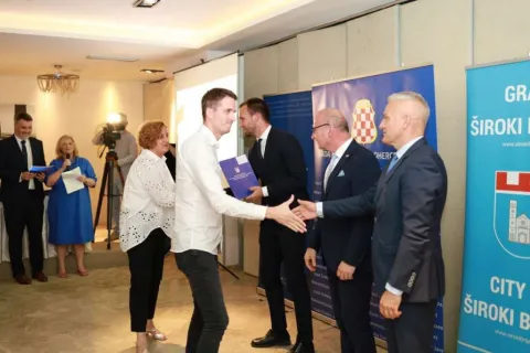 Uručeno 70 ugovora o financiranju partnerskim institucijama iz RH i BiH