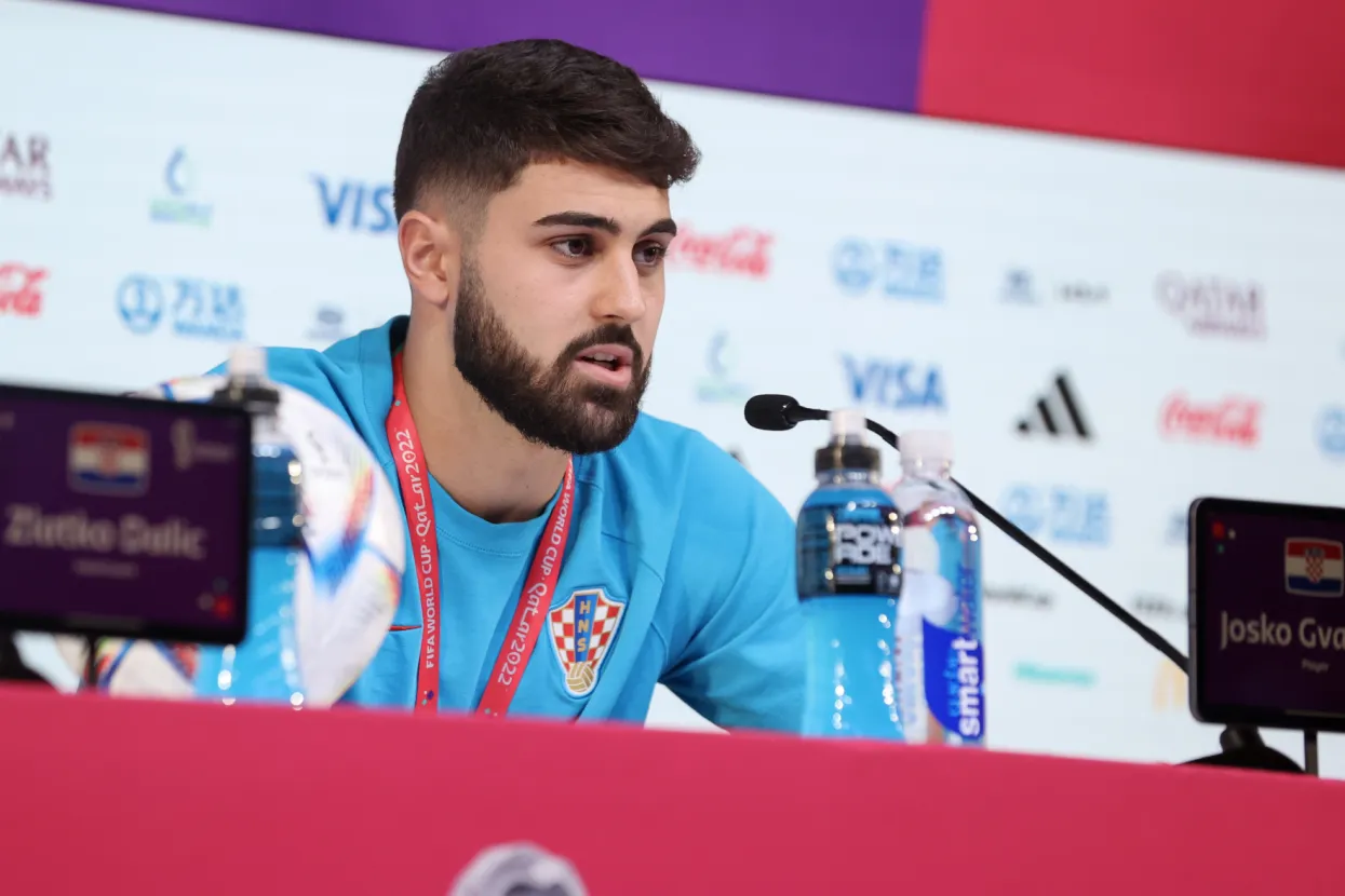 Doha, 04.12.2022 - Službena tiskovna konferencija Hrvatske nogometne repezentacije u Qatar National Convention Centru u Dohi pred sutra&scaron;nju utakmicu osmine finala protiv Japana. Na slici Jo&scaron;ko Gvardiol.<br>