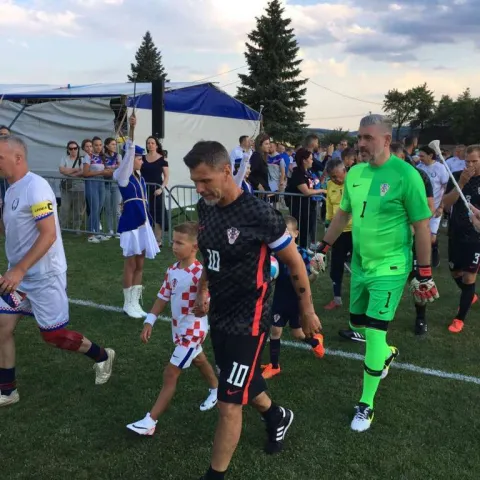 Vatreni veterani i Prijatelji Livna zaigrali za livanjske udruge