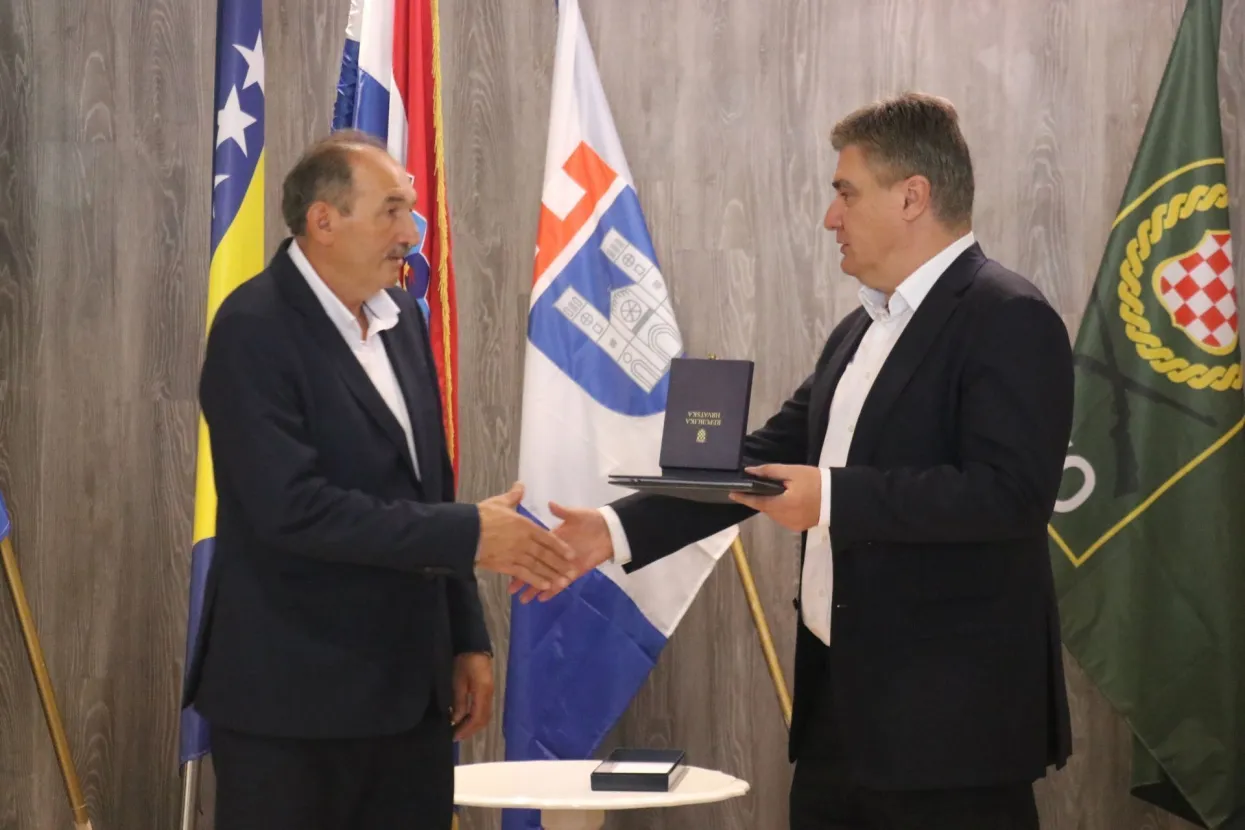 &Scaron;IROKI BRIJEG, 15. kolovoza (FENA) - MIlanović u &Scaron;irokom Brijegu odlikovao Poskok HVO-a (Foto FENA/Branka Soldo)