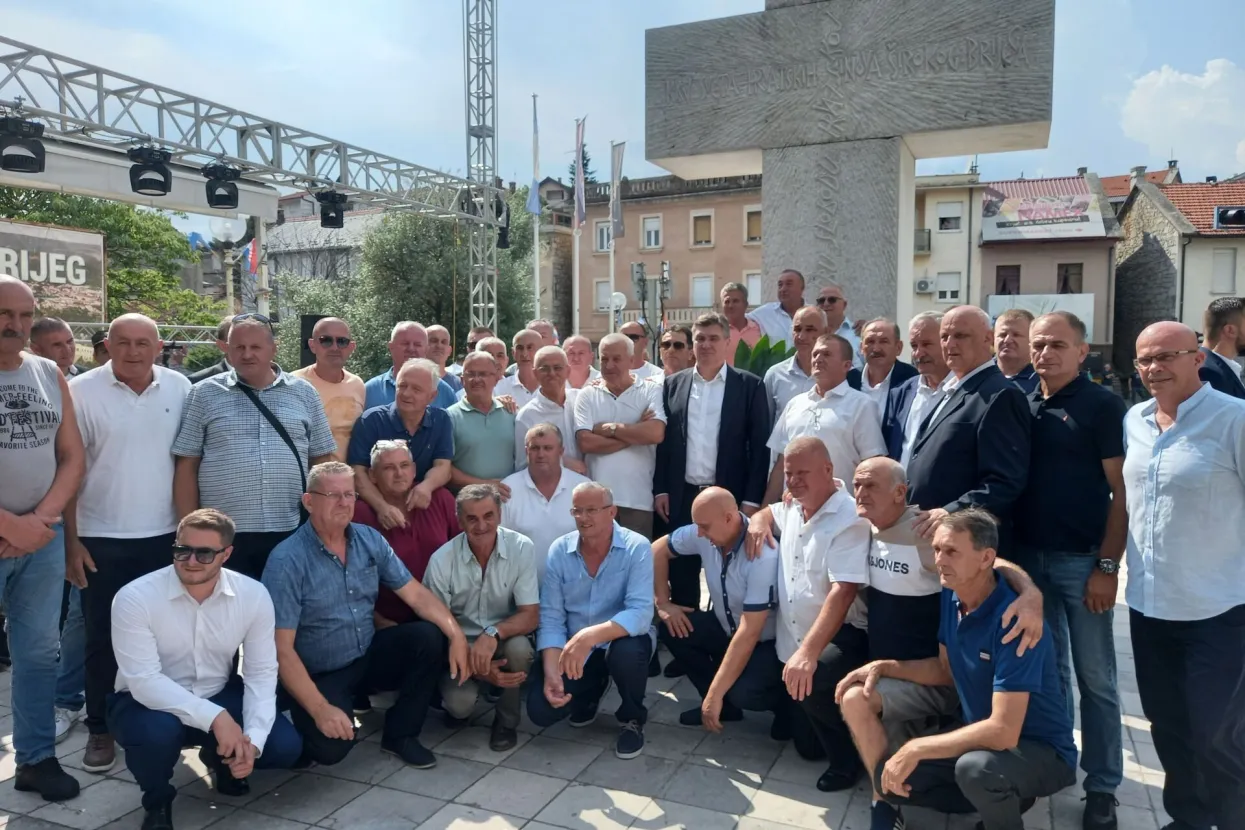 &Scaron;IROKI BRIJEG, 15. kolovoza (FENA) &ndash; Predsjednik Republike Hrvatske Zoran Milanović doputovao je u &Scaron;iroki Brijeg, gdje je na prigodnoj svečanosti Prvoj dragovoljačkoj postrojbi - Poskok bojni HVO-a &Scaron;iroki Brijeg uručio odlikovanje Red hrvatskog trolista, za osobite zasluge njezinih pripadnika u Domovinskom ratu.(Foto FENA/Filip Kožul)