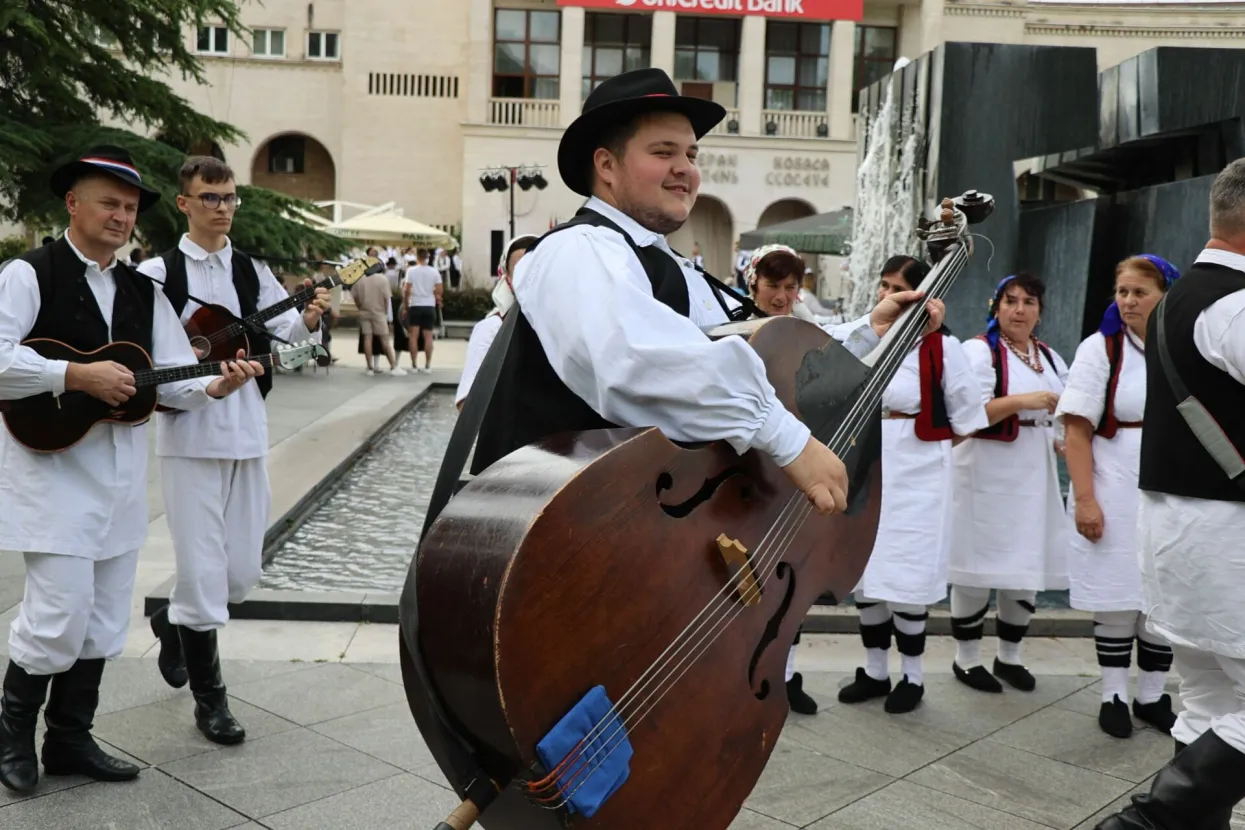 MOSTAR, 17. lipnja (FENA) – Najkvalitetnija kulturno-umjetnička društva koja baštine višestoljetnu tradicijsku kulturnu baštinu Hrvata prezentirala su u Mostaru svoje izvorne nošnje, plesove, glazbala, napjeve i običaje na Državnoj smotri izvornog folklora Hrvata u BiH.(Foto FENA/Branka Soldo)