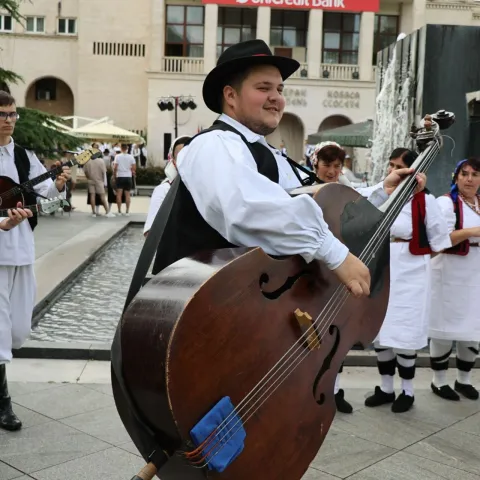 MOSTAR, 17. lipnja (FENA) – Najkvalitetnija kulturno-umjetnička društva koja baštine višestoljetnu tradicijsku kulturnu baštinu Hrvata prezentirala su u Mostaru svoje izvorne nošnje, plesove, glazbala, napjeve i običaje na Državnoj smotri izvornog folklora Hrvata u BiH.(Foto FENA/Branka Soldo)