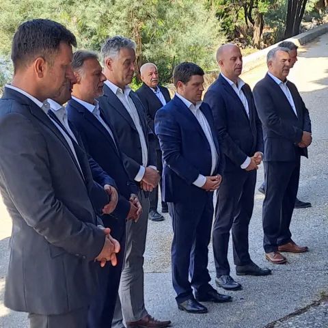 Goli otok, 23.8.2023.- Europski dan sjećanja na žrtve svih totalitarnih i autoritarnih režima obilježen je na Golom otoku. Tom su prigodom položeni vijenci na na spomen-ploče žrtvama komunistižkog režima. Na slici predsjednik Hrvatskoga sabora Gordan Jandroković i potpredsjednik Vlade Oleg Butković. <br>