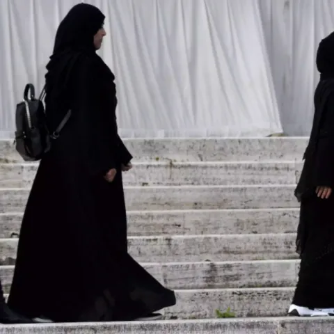 Francuska zabranjuje no&scaron;enje abaje u &scaron;kolama<br>