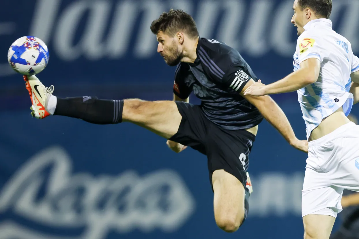 Utakmica 6. kola Prve HNL GNK Dinamo - NK Rijeka. Na slici Bruno Petković, Matej Mitrović