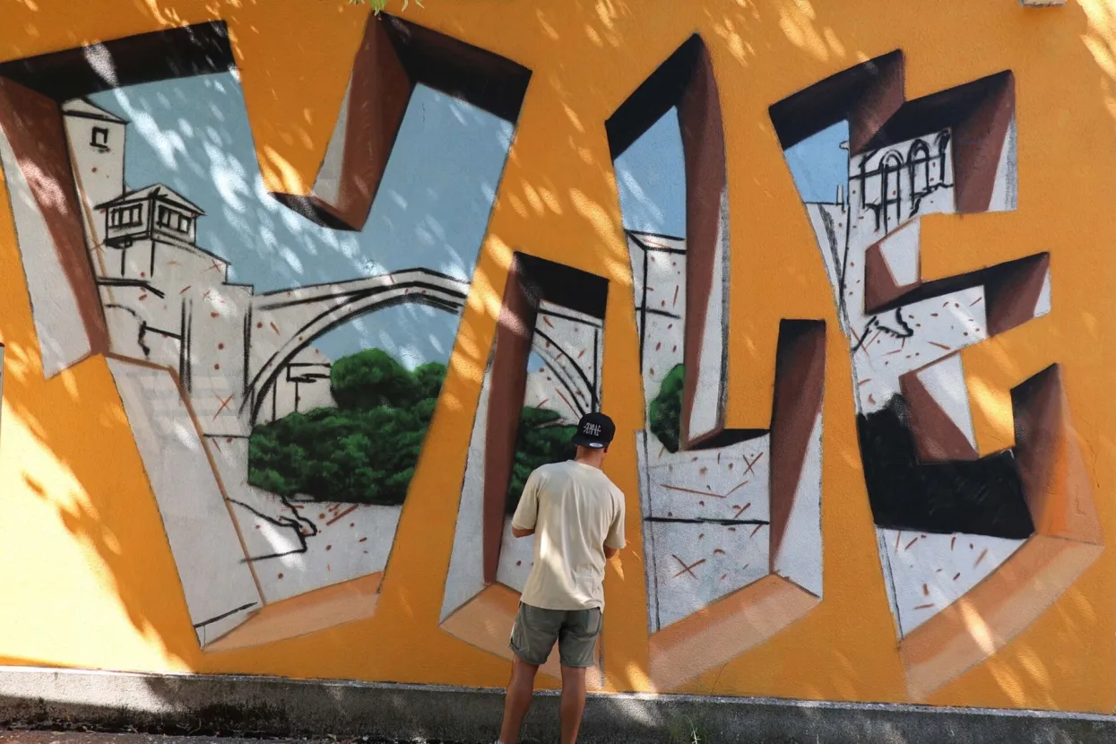 MOSTAR, 2. rujna (FENA) – U okviru 12. Street Arts Festivala Mostar za večeras od 21 sat najavljen je "Bye Bye" party festivala kojim organizatori slave 50 godina revolucionarne Hip hop kulture uz Dj Soula i mostarske repere. (Foto FENA/Mario Obrdalj)