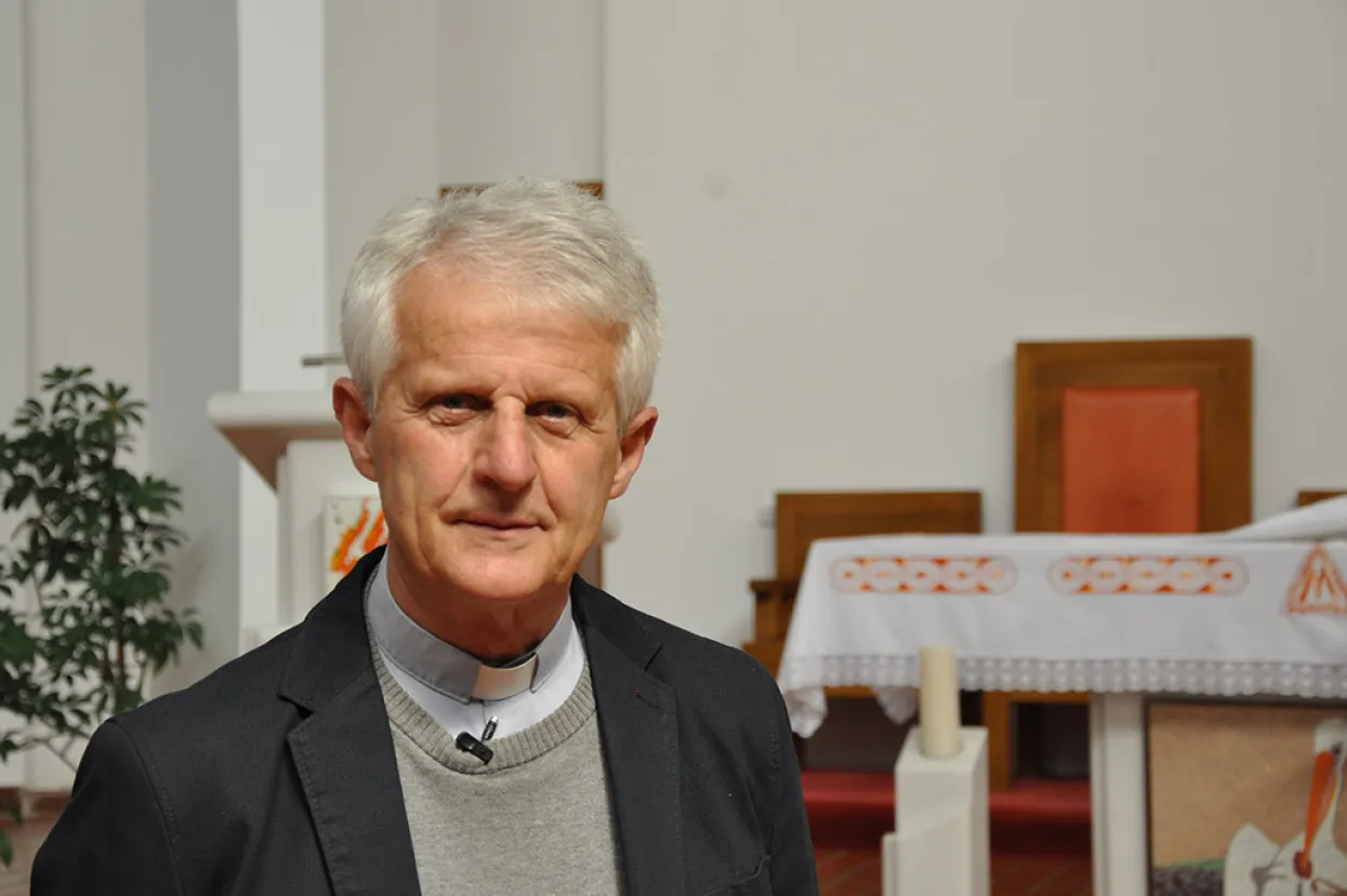 Mostar, 03.09.2023. - Župnika u Kaknju u središnjoj Bosni vlč. Žarka Vujicu sinoć je napao maskirani nasilnik, svezao ga i stavljao nož pod grlo prijeteći ubojstvom, a zatim opljačkao, izvijestio je u nedjelju portal Katoličkog tjednika Vrhbosanske nadbiskupije sa sjedištem u Sarajevu. Na fotografiji Žarko Vujica.