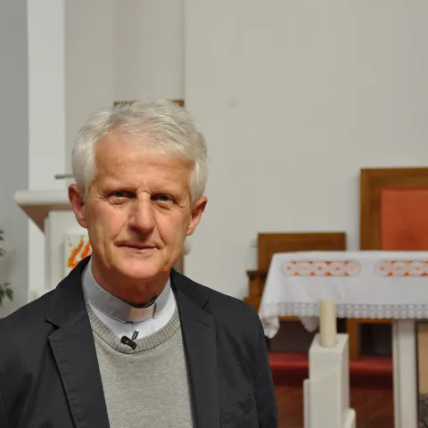 Mostar, 03.09.2023. - Župnika u Kaknju u središnjoj Bosni vlč. Žarka Vujicu sinoć je napao maskirani nasilnik, svezao ga i stavljao nož pod grlo prijeteći ubojstvom, a zatim opljačkao, izvijestio je u nedjelju portal Katoličkog tjednika Vrhbosanske nadbiskupije sa sjedištem u Sarajevu. Na fotografiji Žarko Vujica.