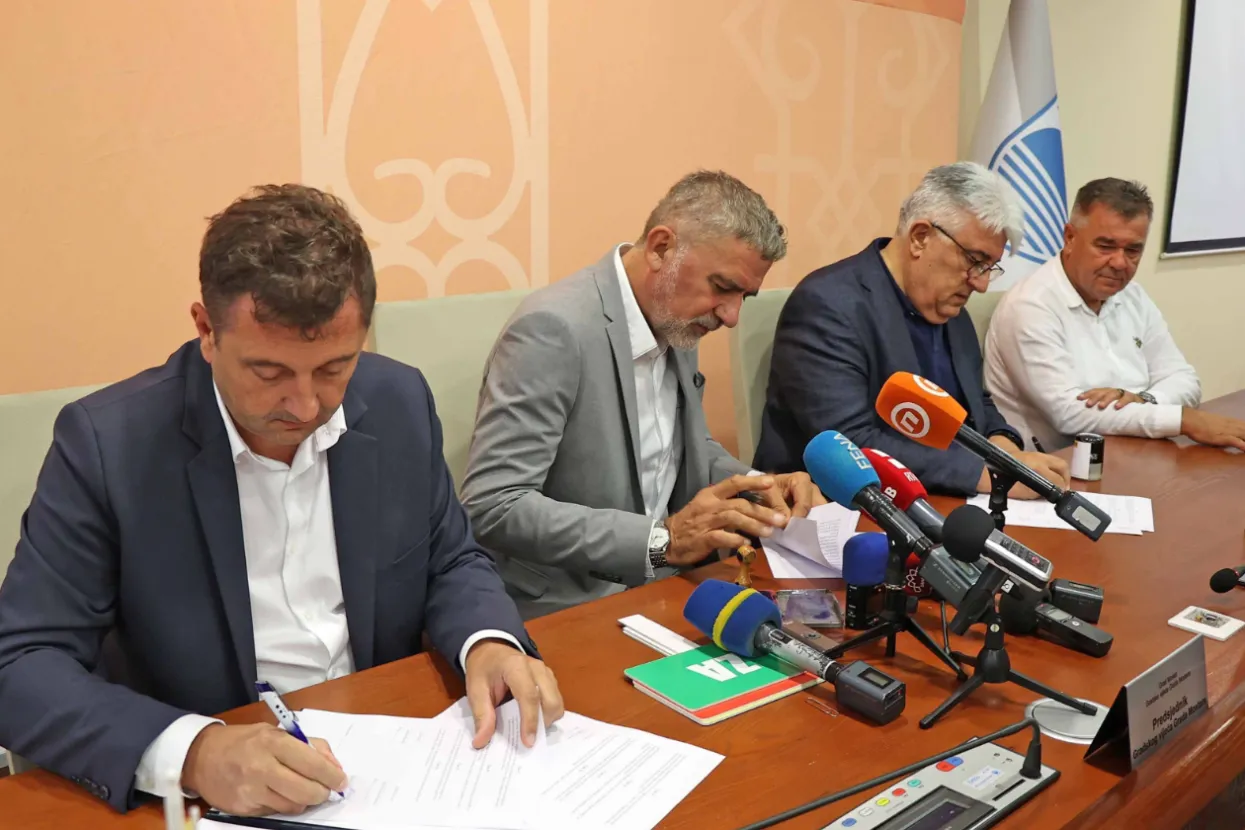 Potpisivanje ugovora za izgradnju Olimpijskog bazena u Mostaru