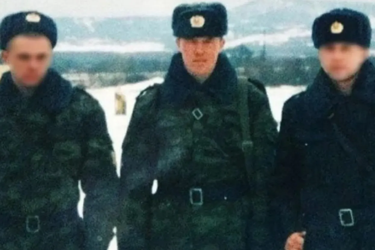 Vasilij Popov (u sredini)