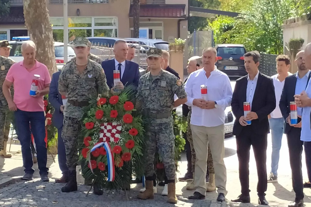 ČITLUK, 18. rujna (FENA) &ndash; Polaganjem vijenaca i paljenjem svijeća kod Spomen križa u Čitluku danas je počelo obilježavanje Dana branitelja općine Čitluk i 32. obljetnica organiziranja obrane Brotnja i hrvatskog naroda u BiH.(Foto FENA/Mario Obrdalj)
