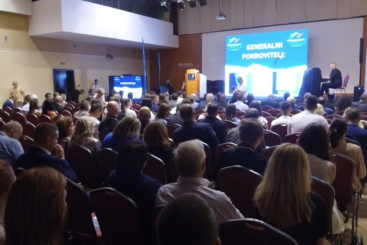 VITEZ, 22. rujna (FENA) - Nekoliko stotina gospodarstvenika te osoba iz javnog života BiH i Republike Hrvatske nazočilo je danas otvaranju prvog Centralna Business Foruma u hotelu Central u Vitezu.(Foto FENA/Du&scaron;ko Pucar)