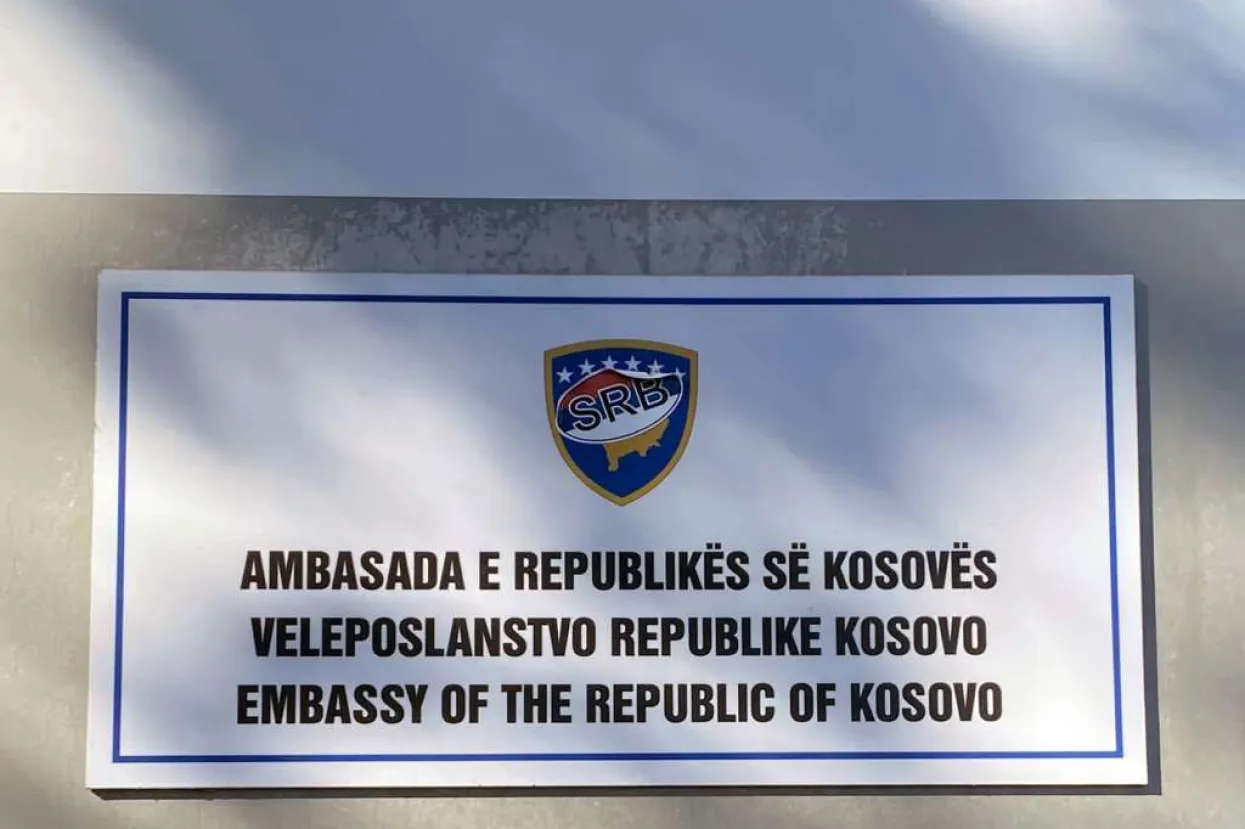 Na kosovskom veleposlanstvu u Zagrebu osvanula naljepnica srpske zastave