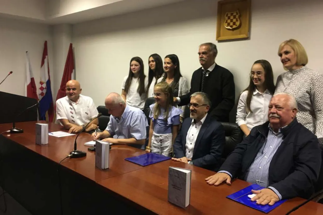 U Tomislavgradu promovirana knjiga Mije Tokića 'Breme te tvoje nosi: Izabrane pjesme'